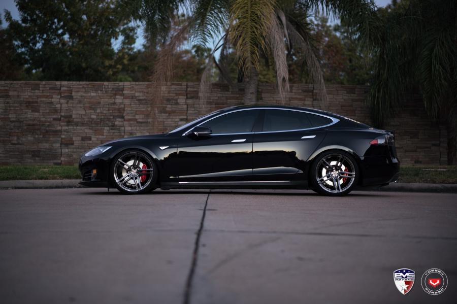  Tesla Model S on Vossen Wheels (HC-1) 2016 года  (фото 14 из 23)